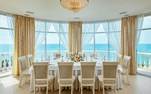 Панорамный вид на море из зала ресторана