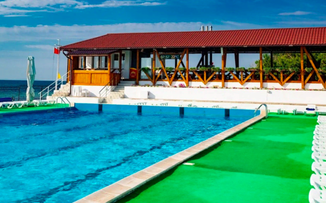 бар у бассейна