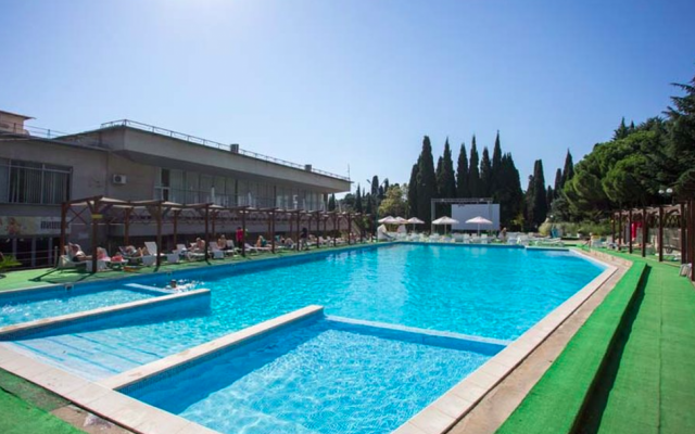 открытый подогреваемый бассейн