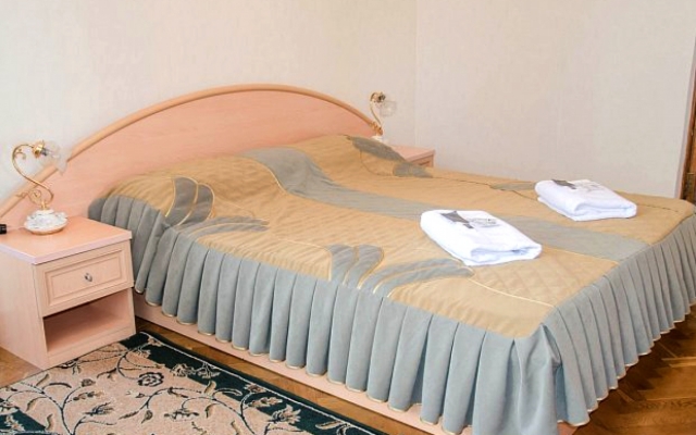 двуспальная кровать в спальне